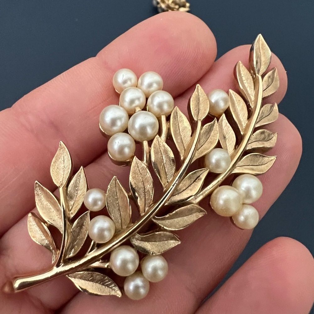 Signed Trifari Vintage Gold Tone Metal Leaf Brooch with Faux Pearls + 1 earring - Picture 7 of 8
